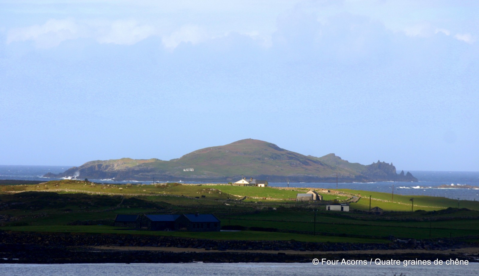 Cruagh Island, from our 'camping house', on the last morning / L'île de Cruagh, vue de notre maison de vacances, le dernier matin.