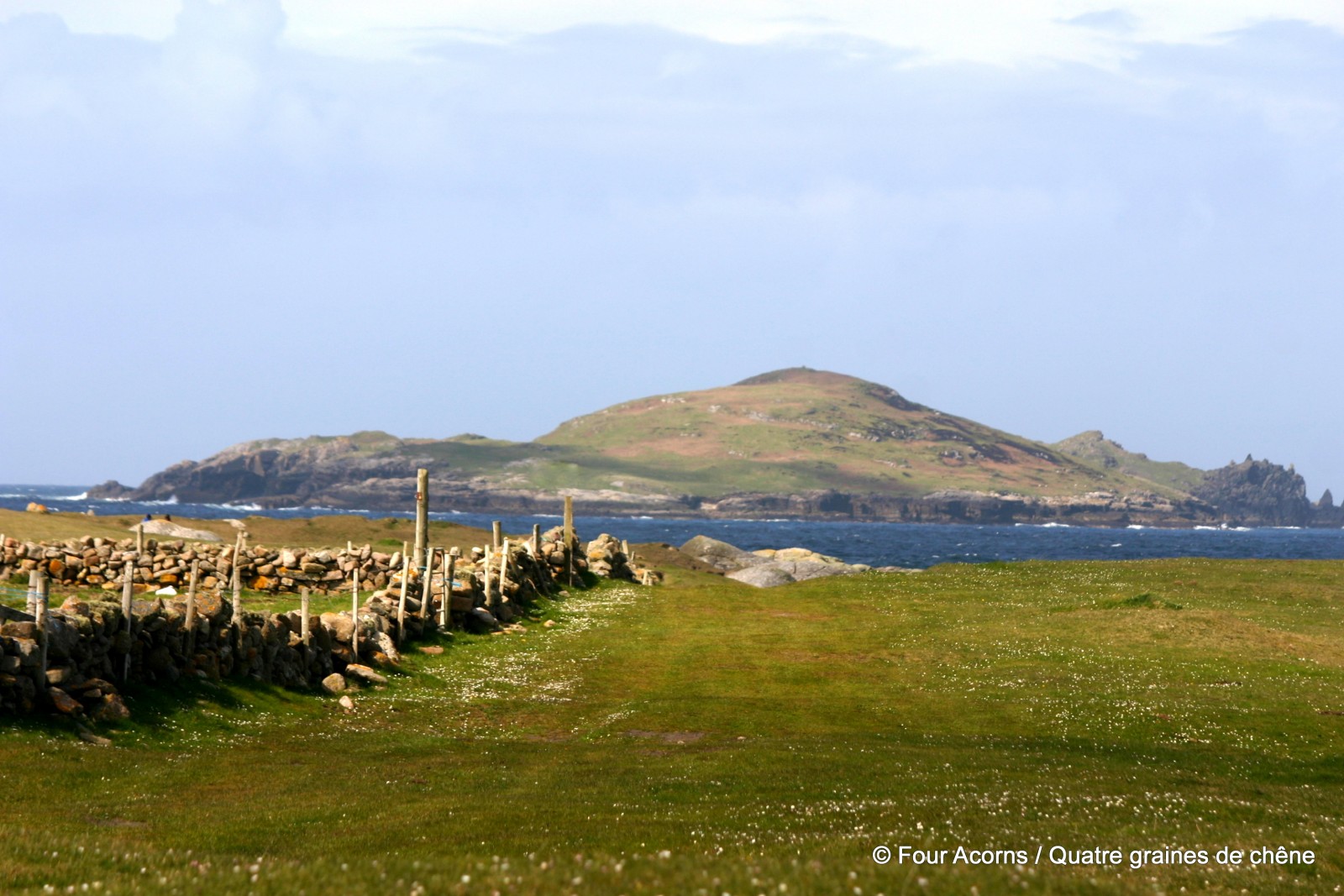 Cruagh Island in the distance / Au loin, l'île de Cruagh.