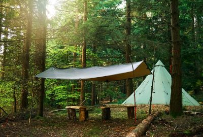 tipi-adventures-ireland-wicklow-wild-camping-wooden-bench-tarp
