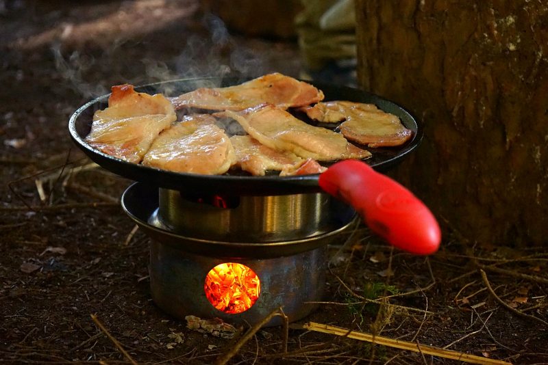 kelly-kettle-hobo-stove-cast-iron-skillet-bacon