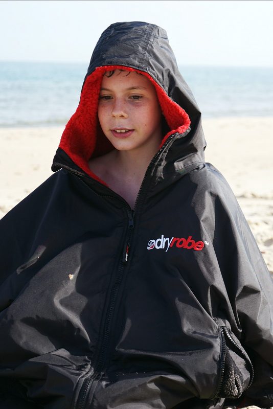 dry-robe-advance-black-red-boy-beach