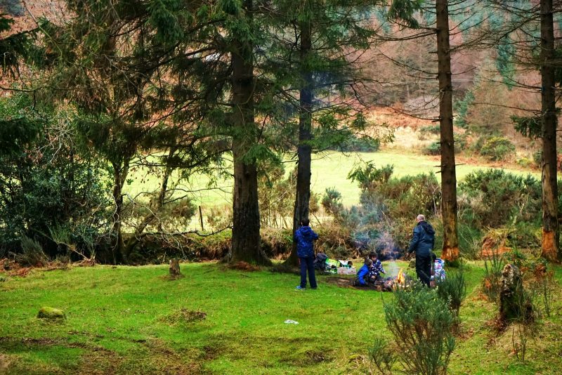 campfire-family-glenmalure-wicklow-ireland-winter